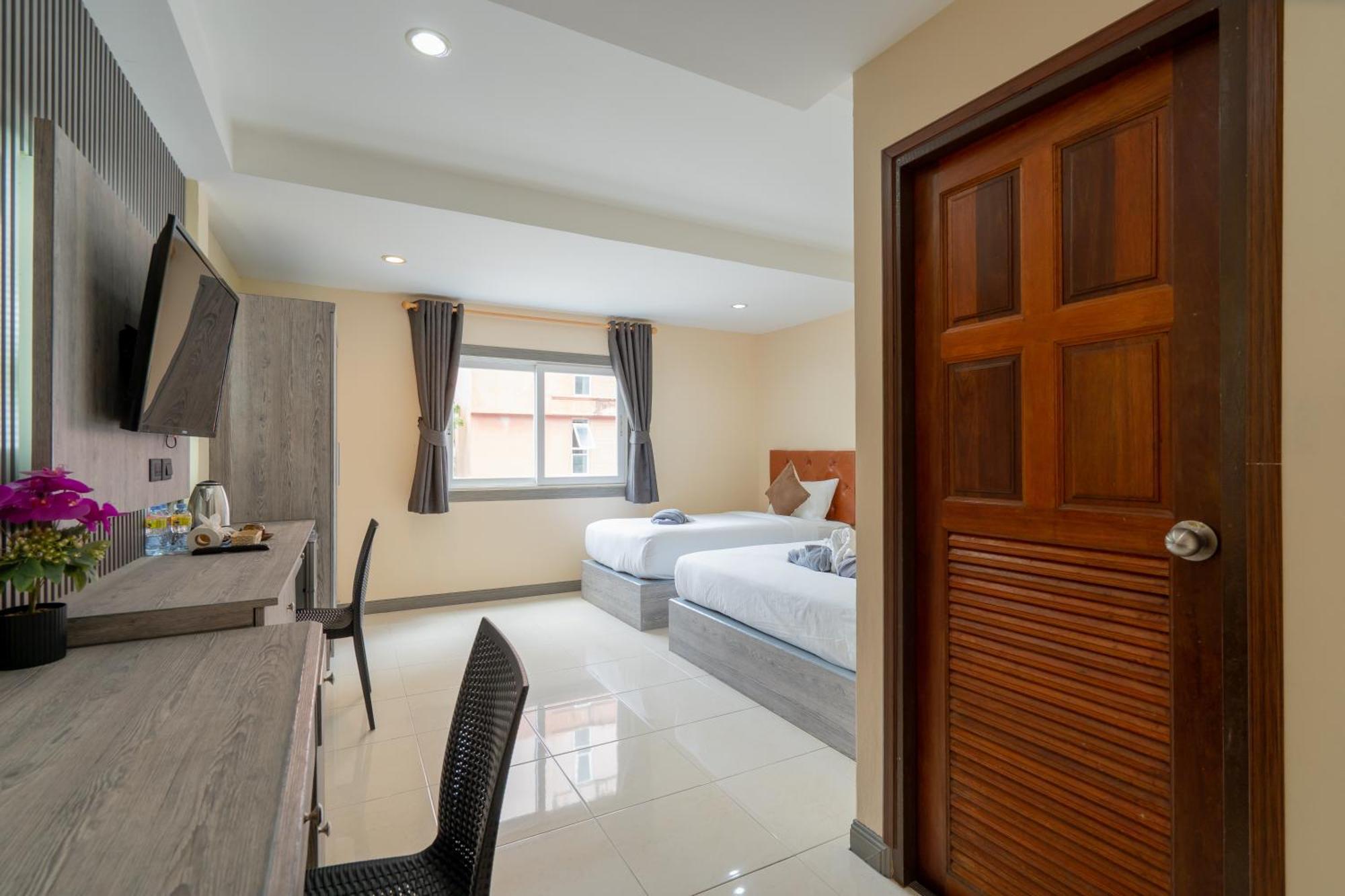 Square One Hotel Patong Exterior photo