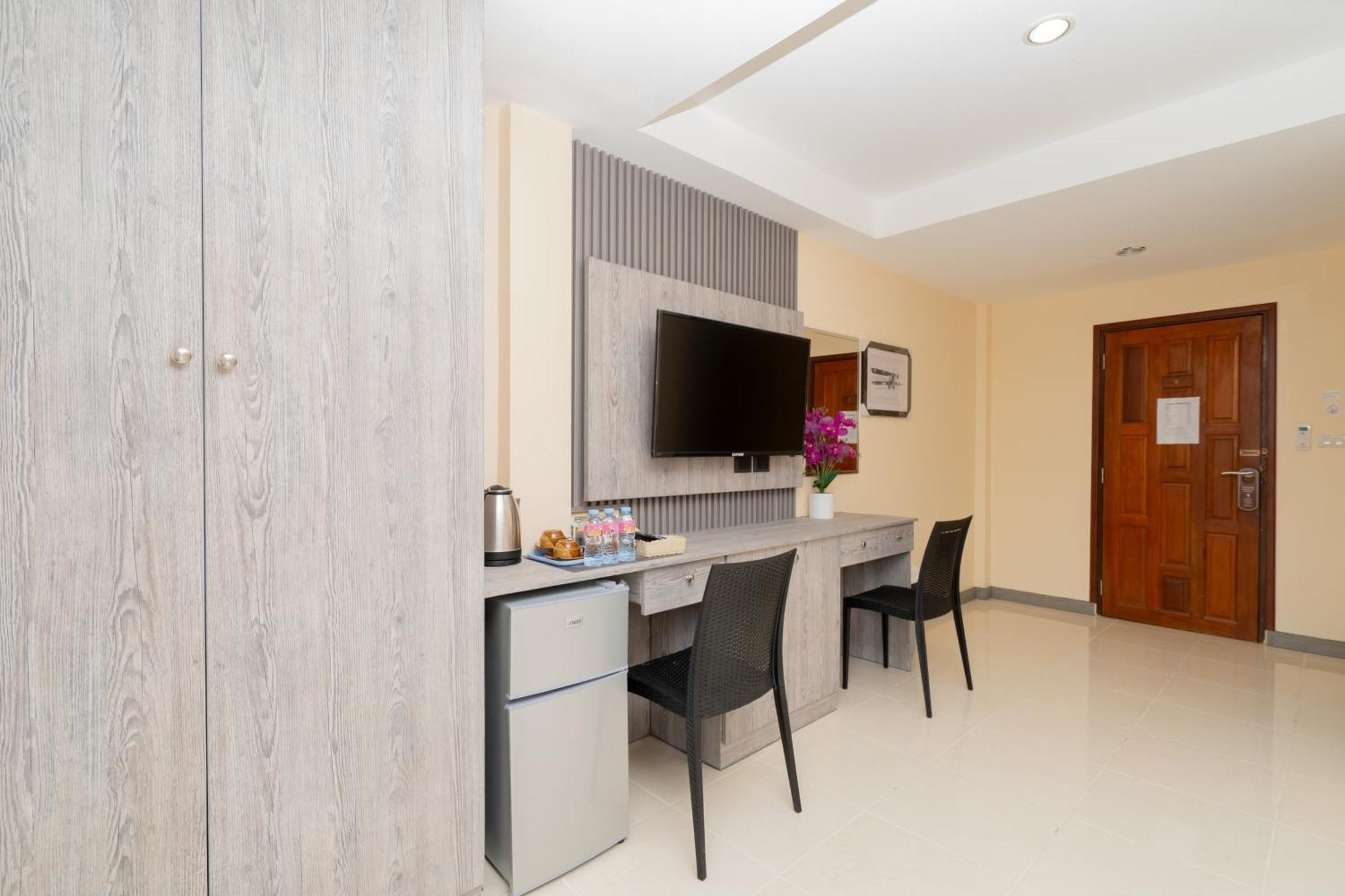 Square One Hotel Patong Exterior photo