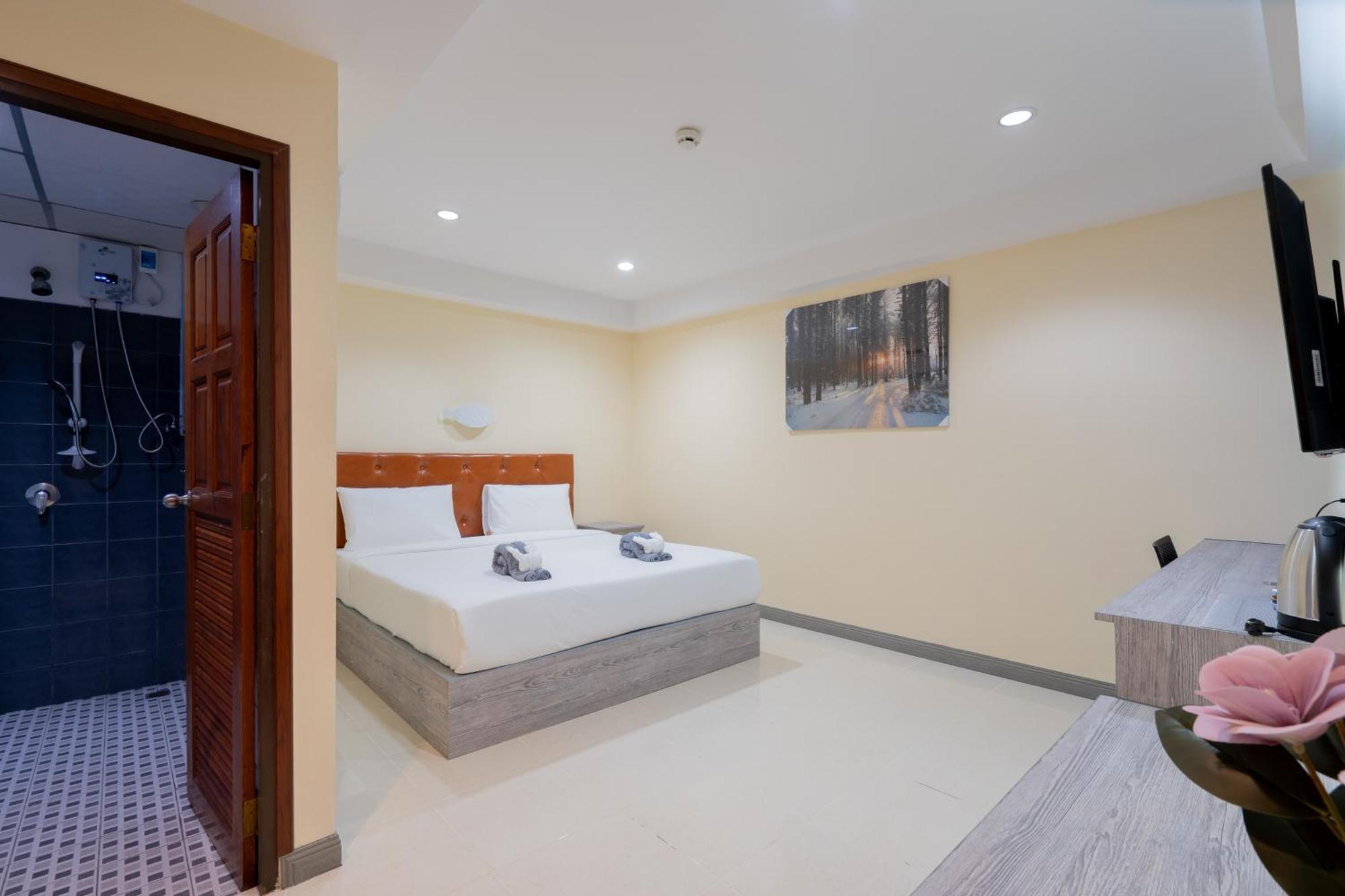 Square One Hotel Patong Exterior photo