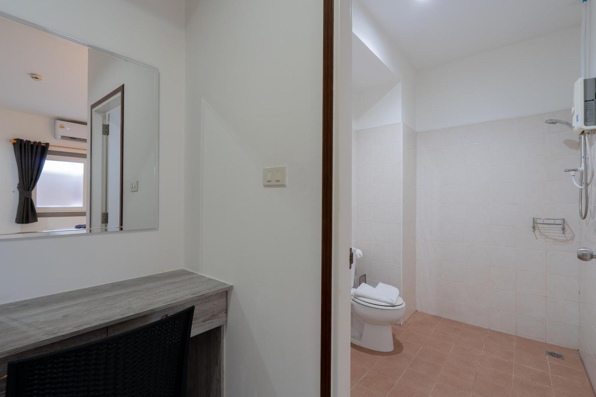 Square One Hotel Patong Room photo