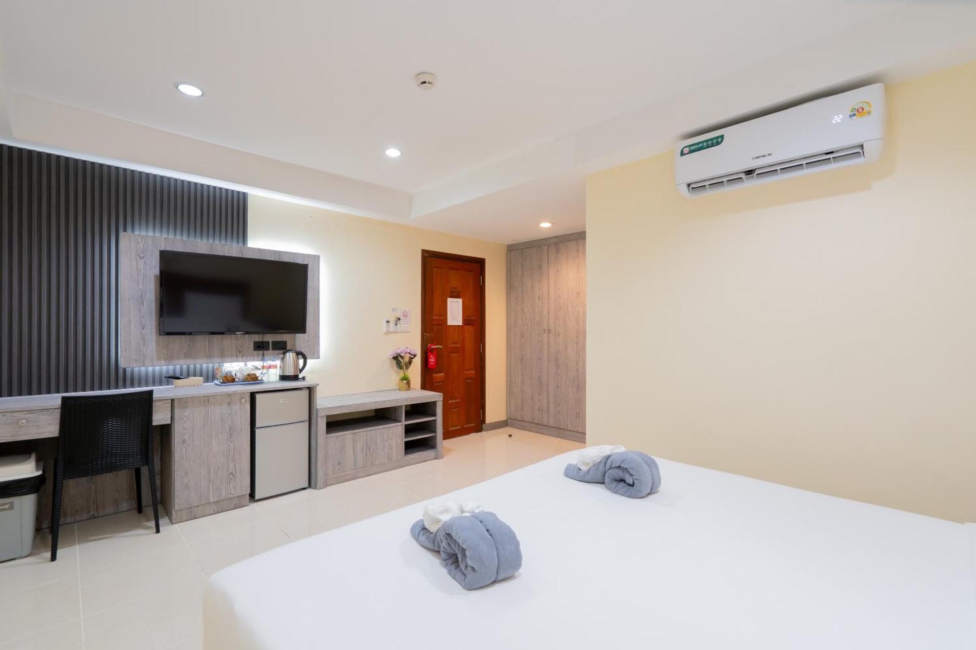 Square One Hotel Patong Exterior photo