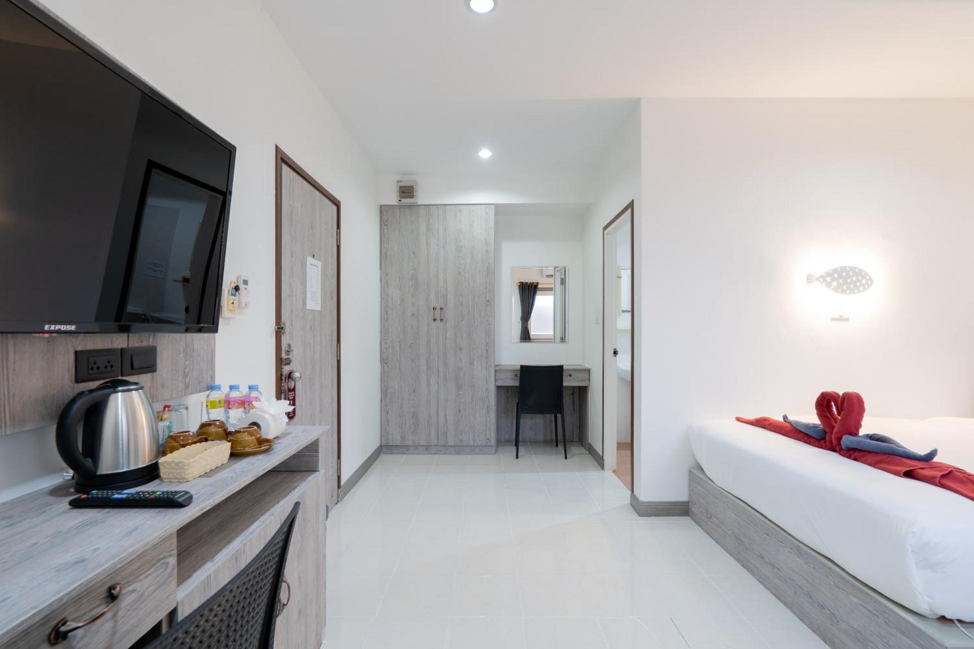 Square One Hotel Patong Exterior photo