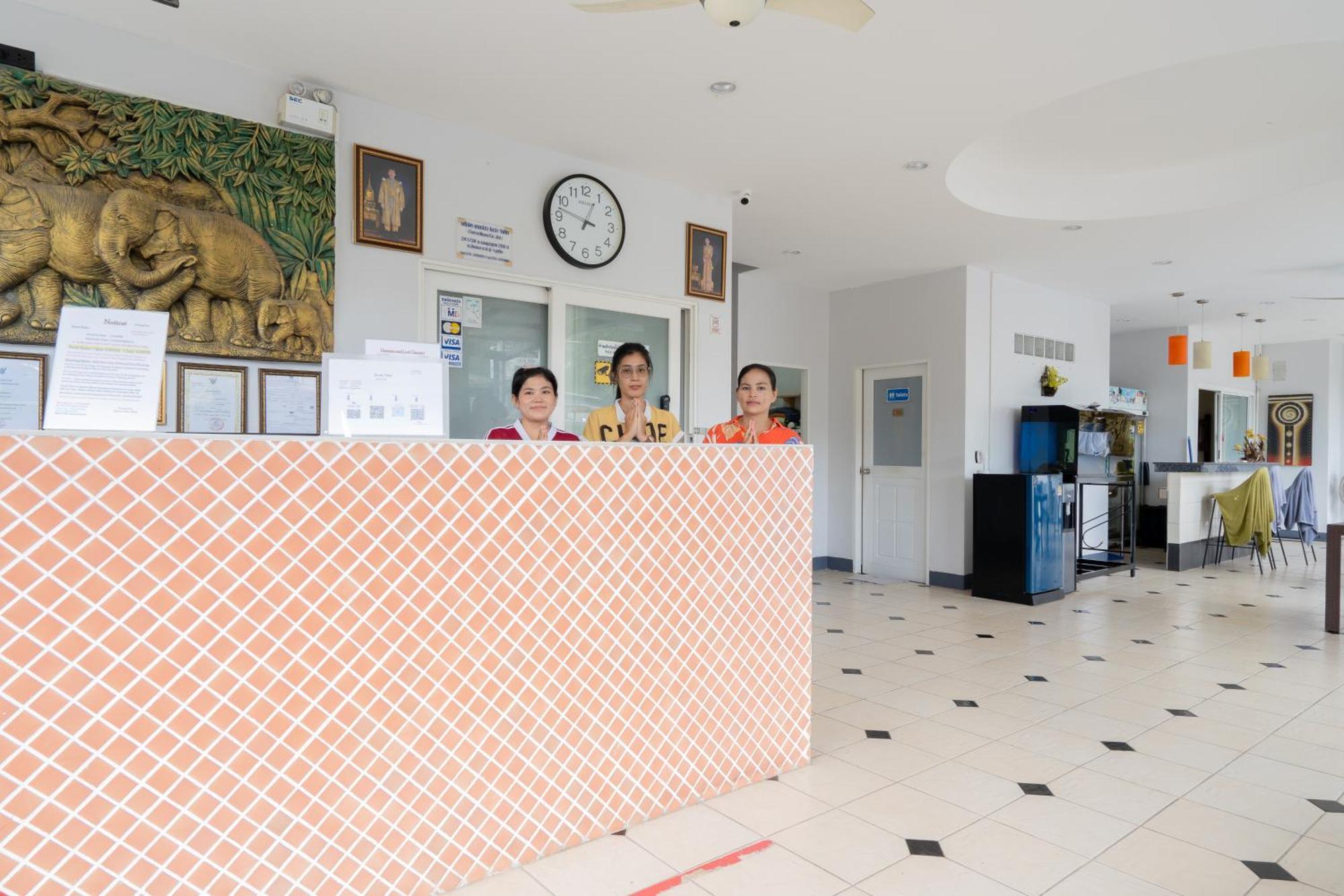 Square One Hotel Patong Exterior photo